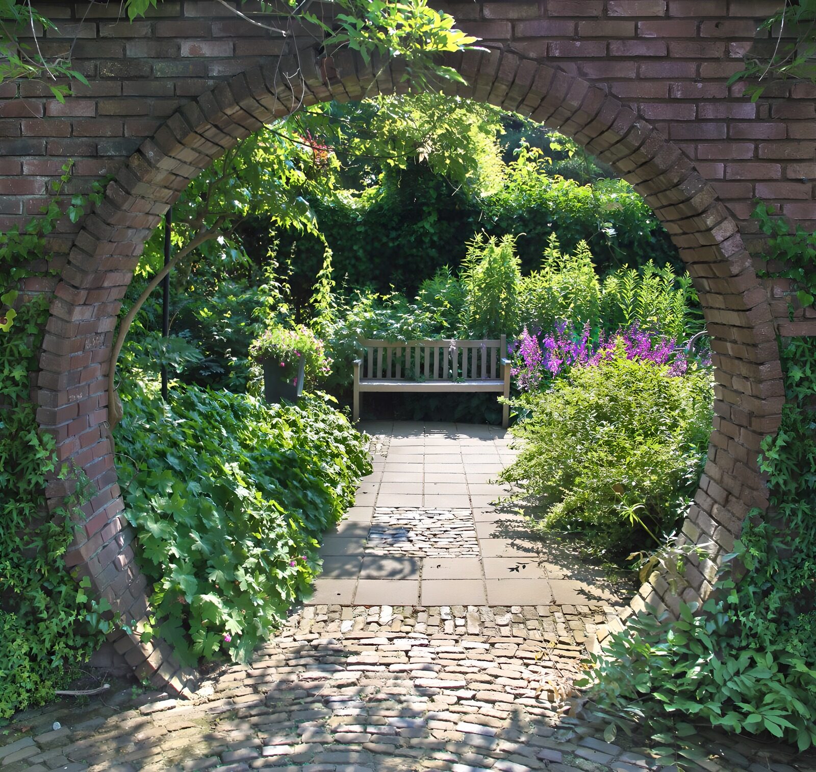 TP55934: Betoverende tuin door een stenen boog