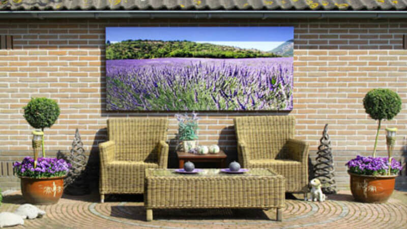 Tuindoek aan de muur bedrukt met prachtig lavendelveld die rust en sfeer creëert